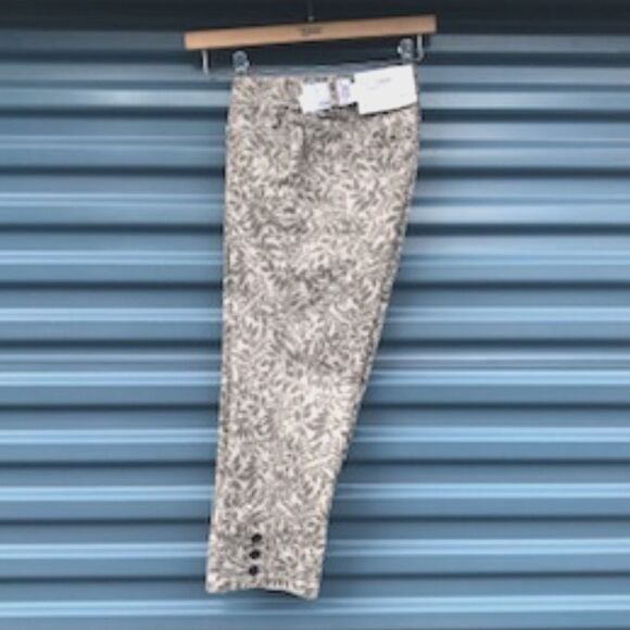 Petite Jeans . Size: 4 Petite Crop . Floral Pattern . Shape Fit - Mid Rise Jeans - Picture 1 of 3